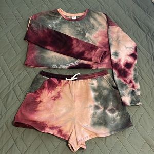 Dippin’ Daisy’s Tie dye set ( long sleeve crop top and shorts )